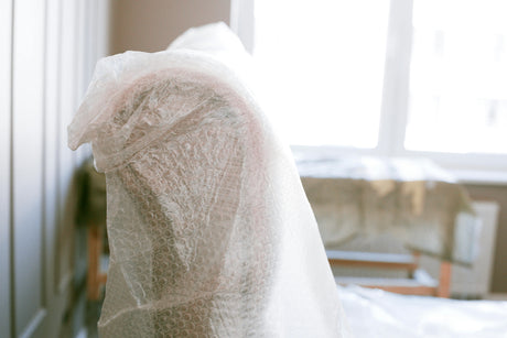 Protections pour déménagement – Housses, papier bulle, tapis de calage et emballages écologiques pour sécuriser vos objets fragiles lors du transport.