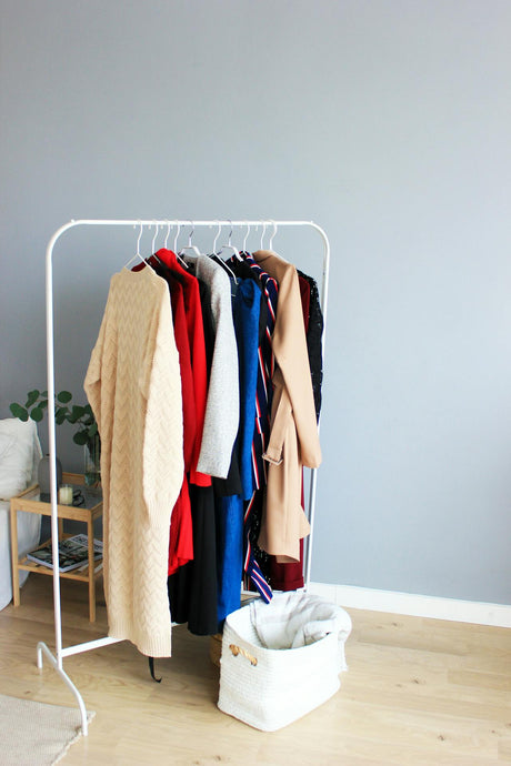 Solutions de rangement pour dressing – housses de vêtements, cartons penderie, boîtes de rangement et accessoires pratiques