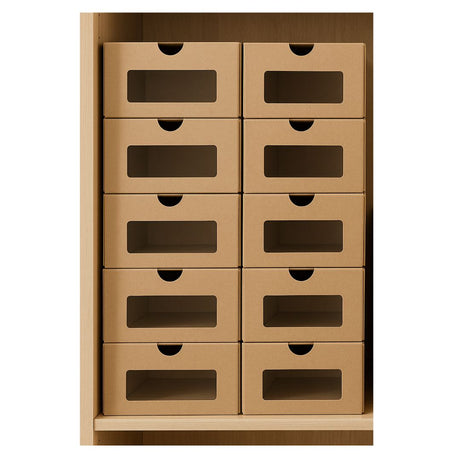 Lot de 10 boîtes de rangement en carton kraft avec tiroirs et fenêtres, empilables dans un dressing pour organiser chaussures, papiers et vêtements.