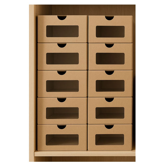 Lot de 10 boîtes de rangement en carton kraft avec tiroirs et fenêtres, empilables dans un dressing pour organiser chaussures, papiers et vêtements.