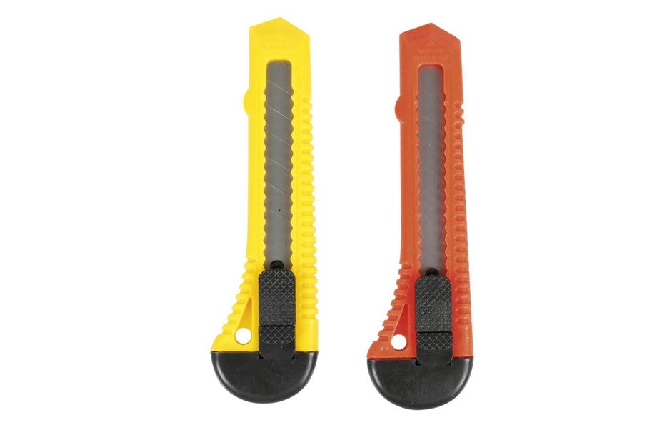 Lot de 2 cutters 18 mm en plastique avec lame rétractable, parfaits pour découper cartons ou matériaux légers.