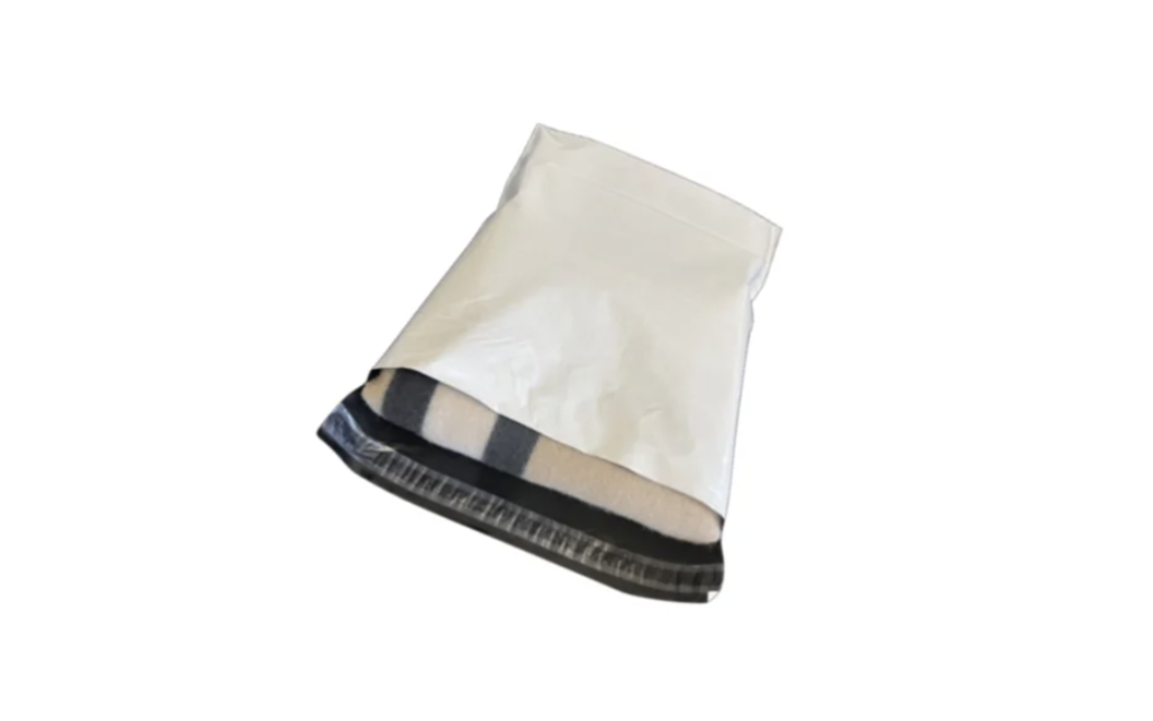 Lot de 50 pochettes plastique idéales pour l’expédition sécurisée de vêtements et colis e-commerce (Vinted, marketplace, boutiques en ligne). Résistantes et légères.