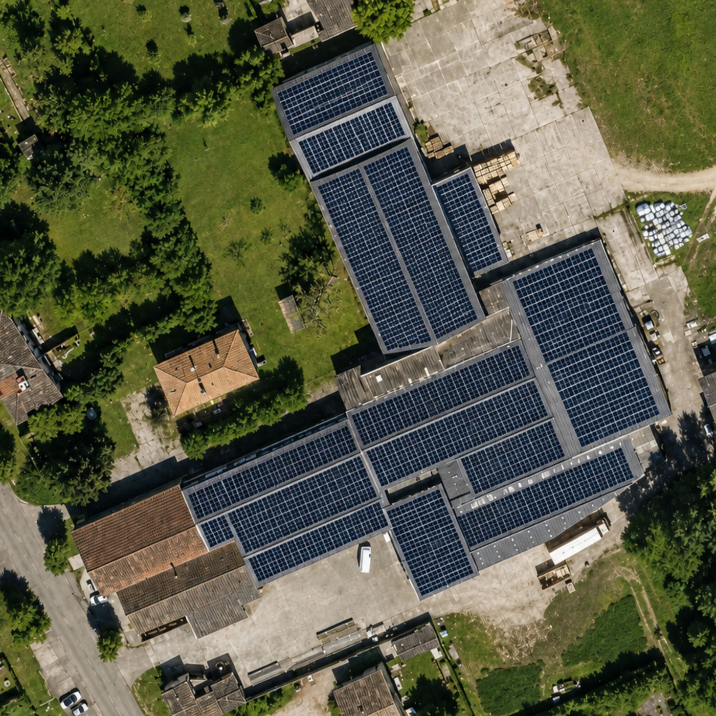 Vue aérienne du site EBI à Verdun-sur-Garonne, les toitures des entrepôts couvertes de panneaux photovoltaïques