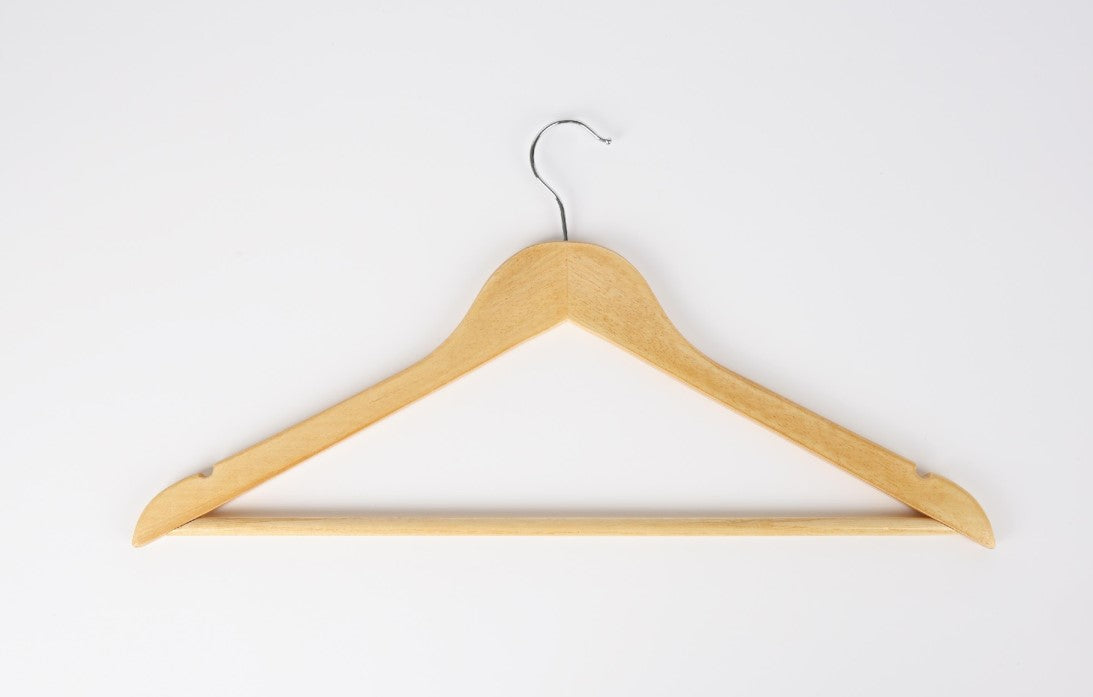 Set de 10 cintres en bois naturel (45 cm) avec crochet pivotant, idéal pour un rangement élégant et robuste des vêtements dans une penderie ou un dressing.
