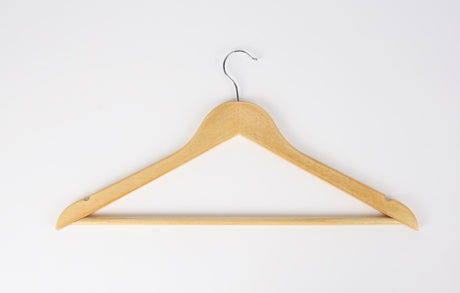 Set de 10 cintres en bois naturel (45 cm) avec crochet pivotant, idéal pour un rangement élégant et robuste des vêtements dans une penderie ou un dressing.